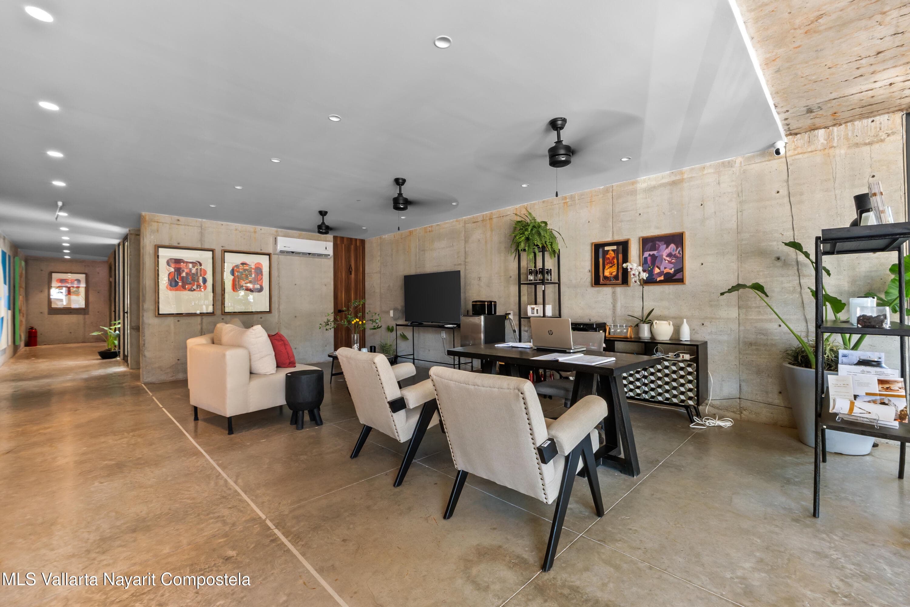 Varia Living Commercial Local