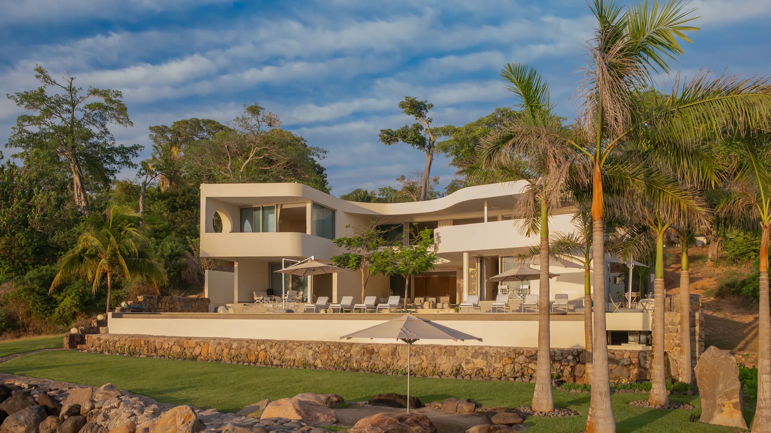 Arquitectura contemporánea frente al mar en Marina Chacala, diseñada para maximizar privacidad, luz natural y vistas ininterrumpidas al Pacífico.