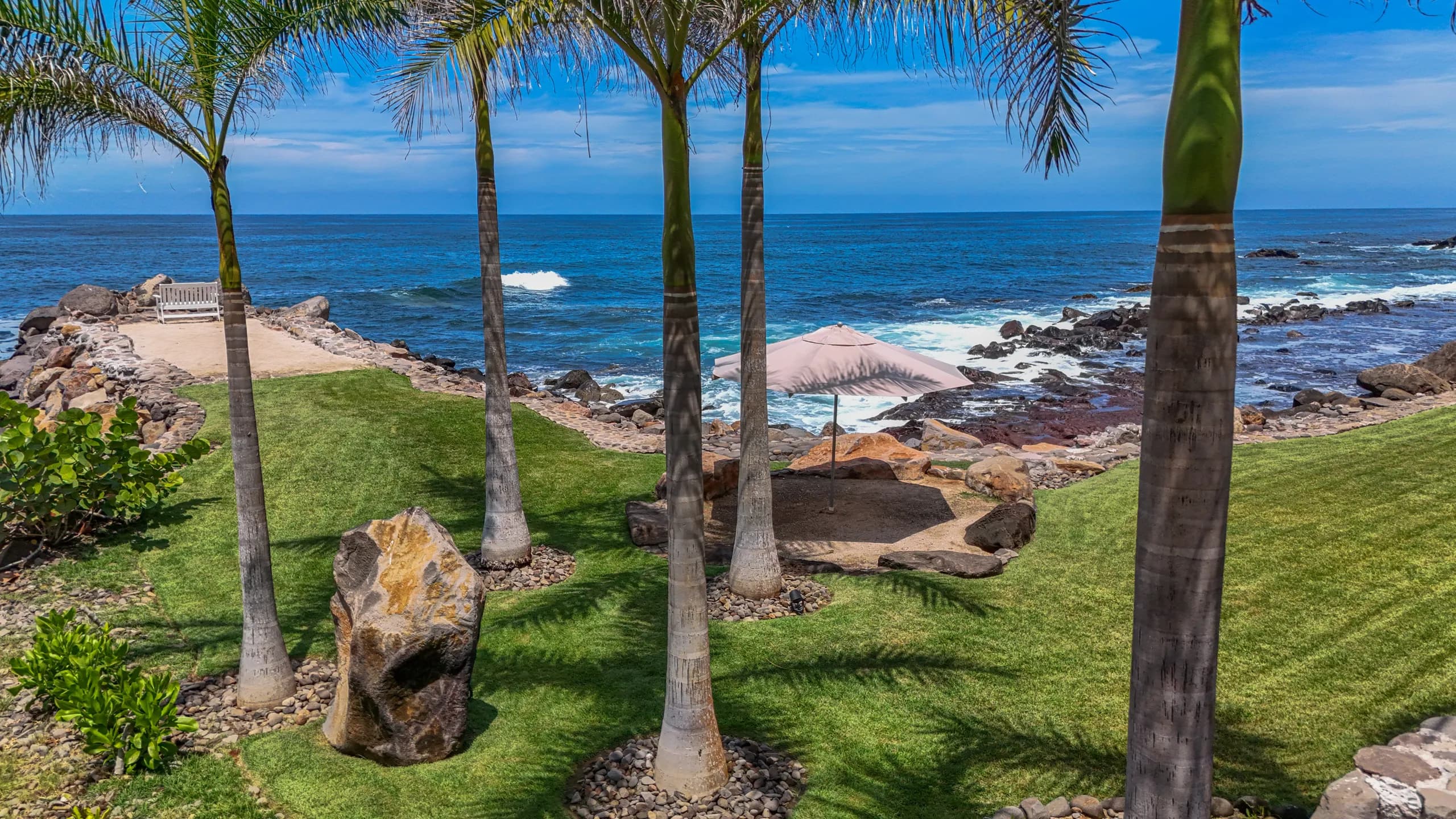 Jardines privados orientados hacia el Pacífico, diseñados para ofrecer un entorno exterior tranquilo y reservado.