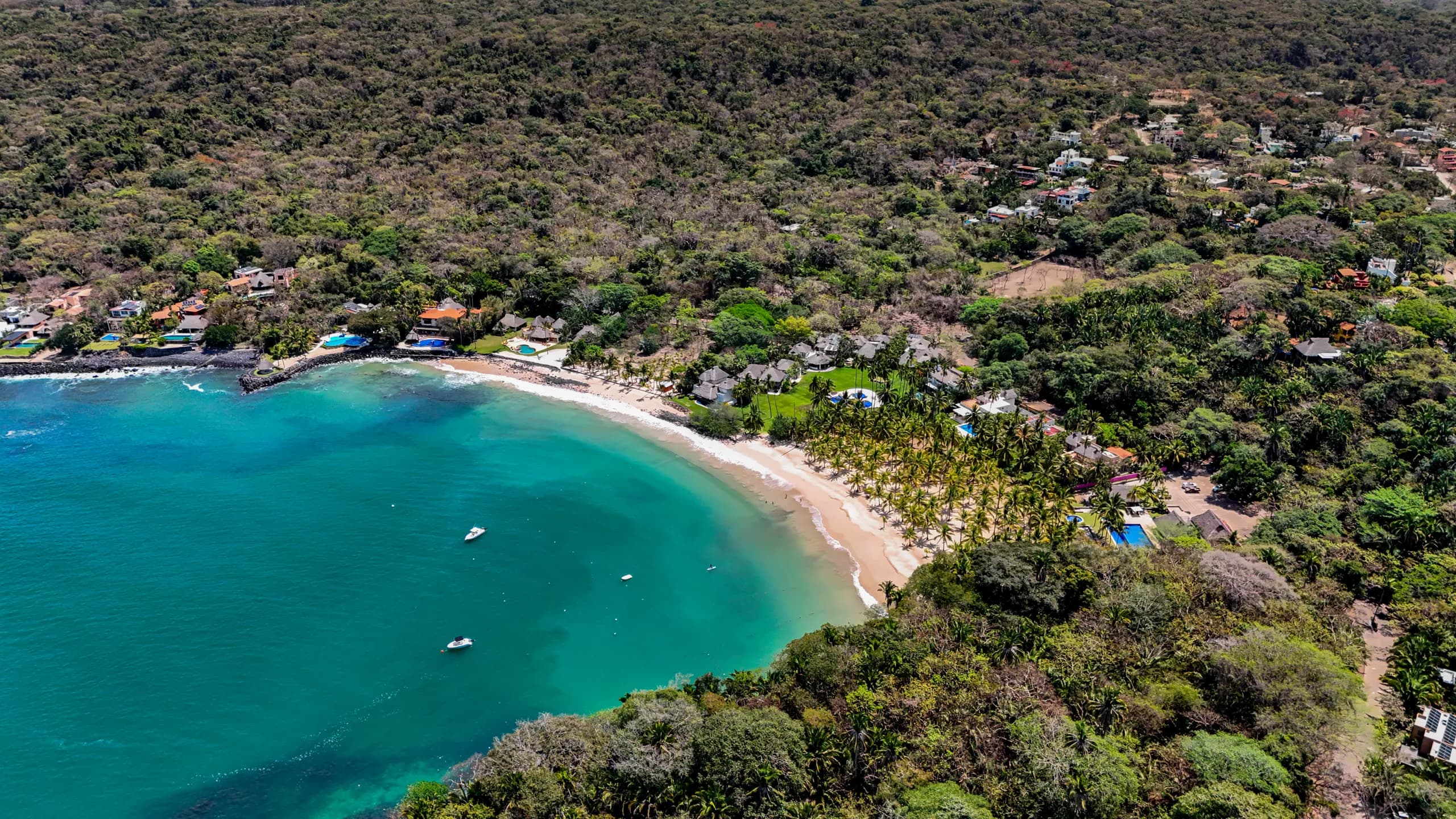 Vista aérea de la bahía de Marina Chacala, reconocida por su belleza natural, aguas tranquilas y entorno costero de baja densidad.