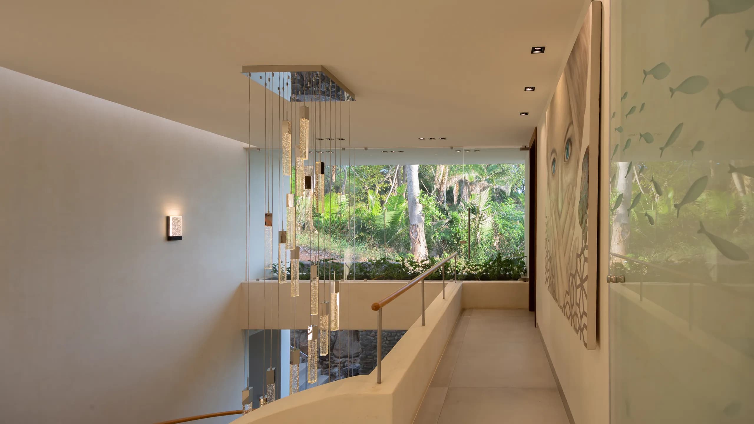 Líneas arquitectónicas limpias, iluminación personalizada y entorno natural crean una atmósfera interior tranquila y sofisticada.