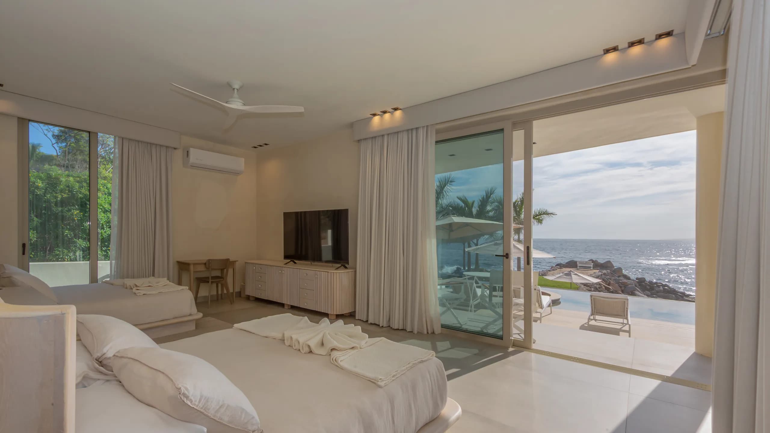 Suite privada con acceso directo a la terraza y vistas abiertas hacia la costa del Pacífico.
