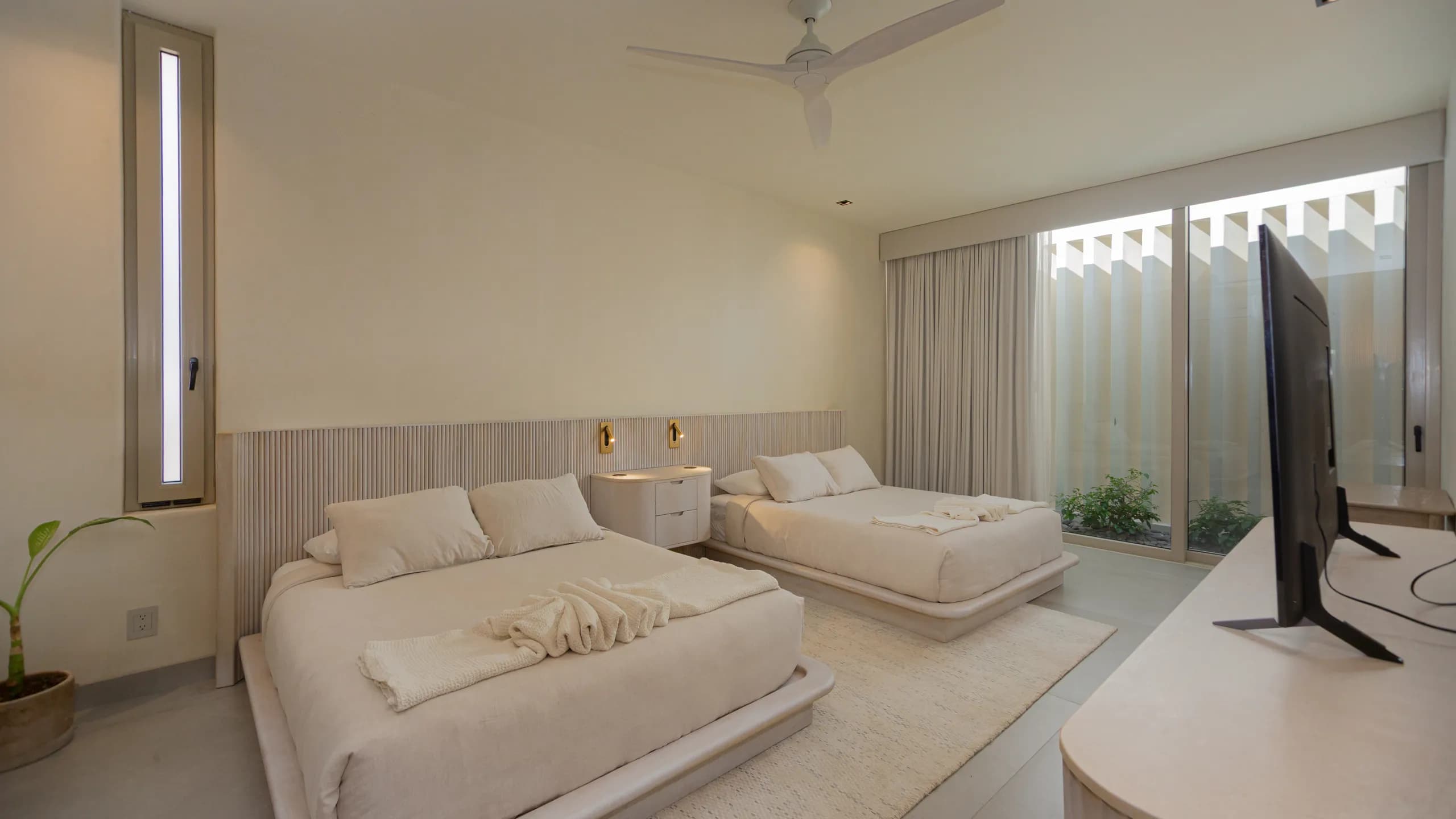 Habitaciones para invitados cuidadosamente diseñadas, con luz natural, privacidad y una estética minimalista refinada.