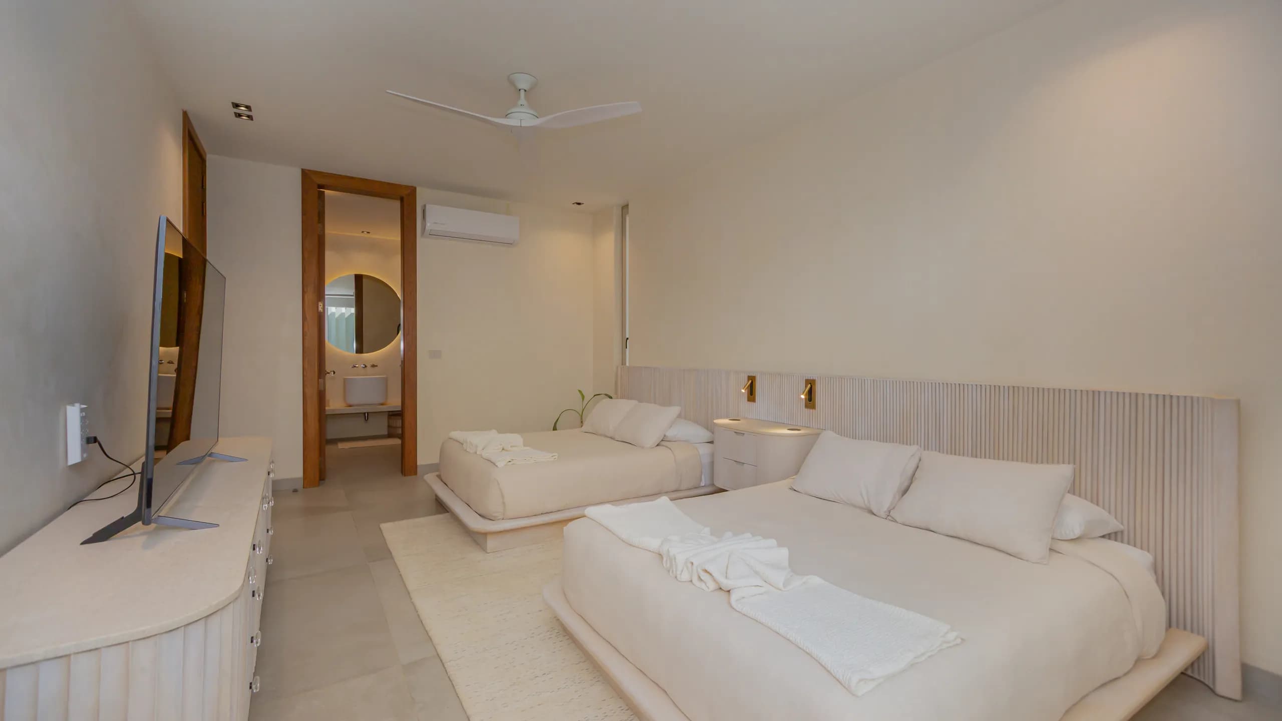Habitación para invitados diseñada con tonos neutros, luz natural y una estética minimalista y relajante.