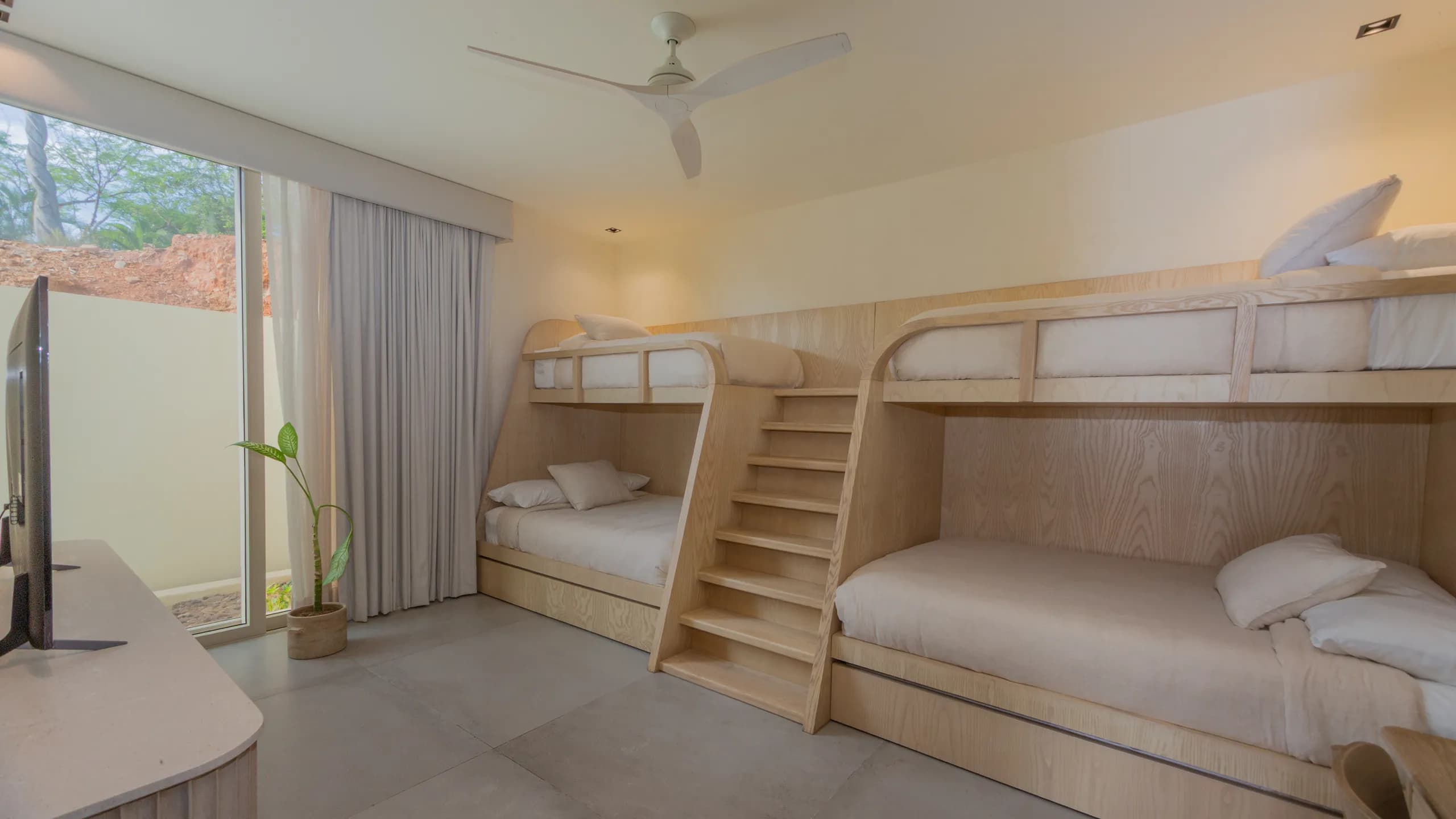 Habitación con literas diseñadas a medida, ideal para estancias familiares y convivencia multigeneracional con comodidad y estilo.