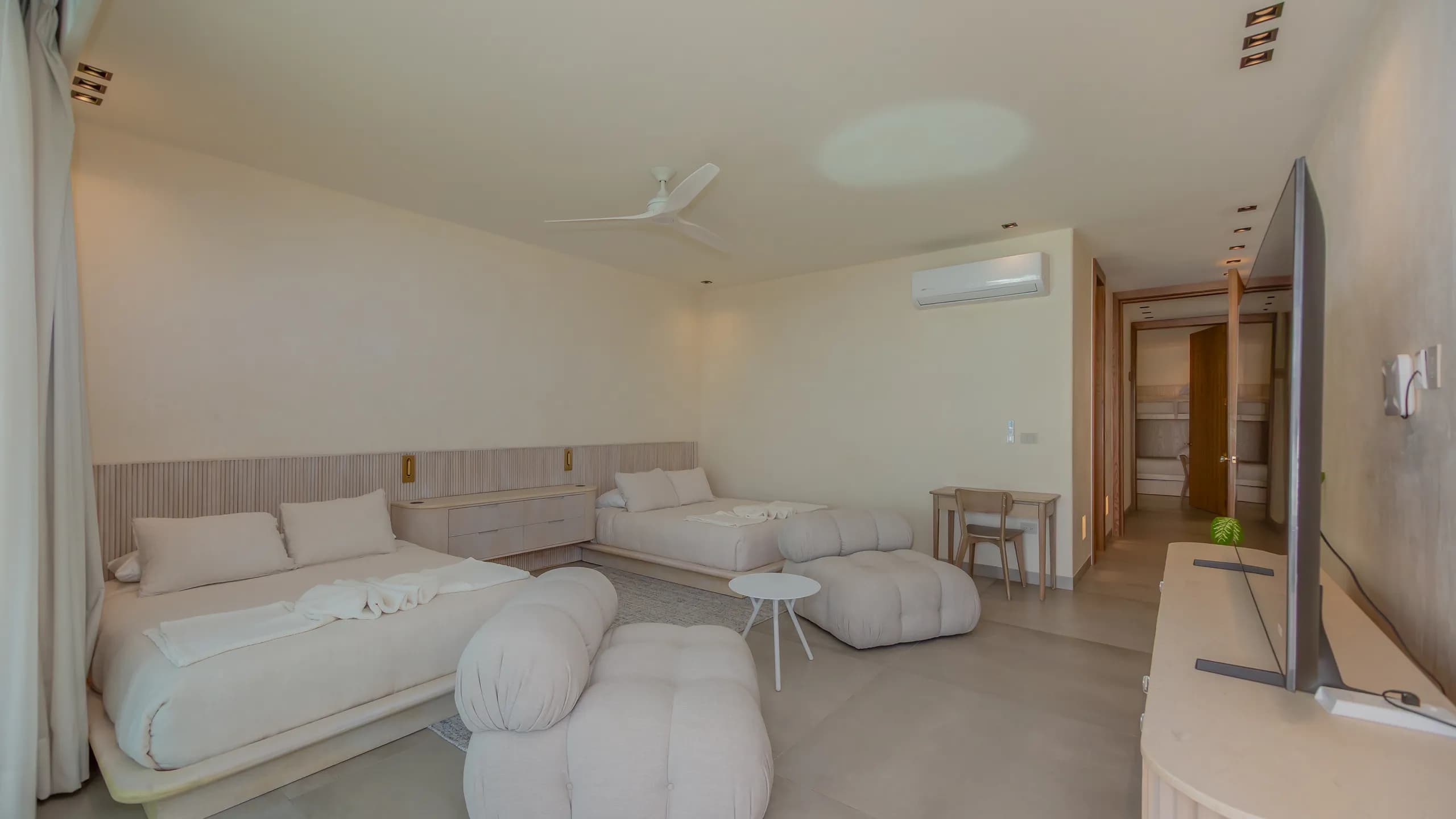 Amplia suite diseñada para brindar comodidad, flexibilidad y una experiencia residencial costera relajada.