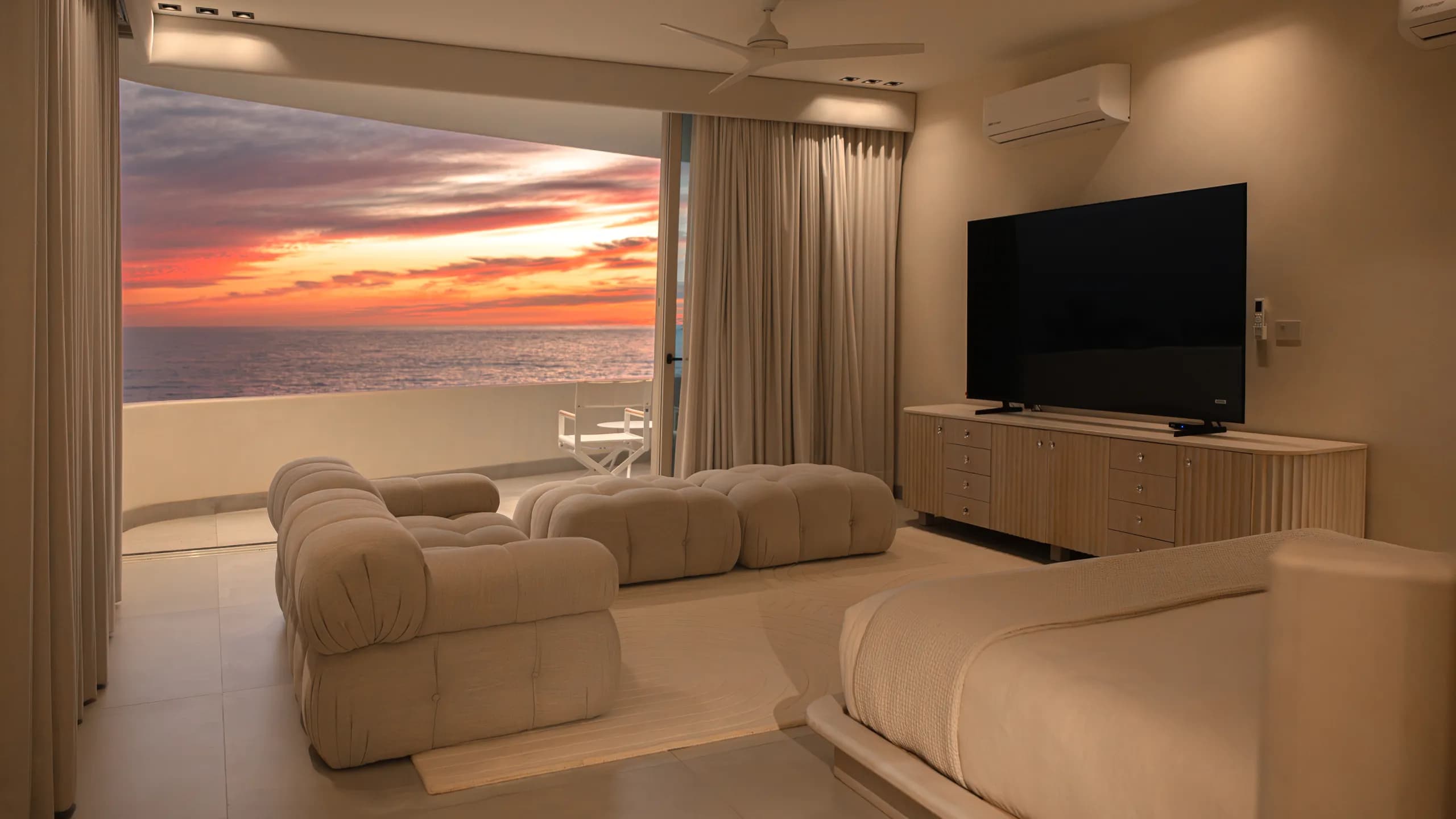 Suite frente al mar con vistas ininterrumpidas al atardecer y conexión directa con el horizonte del Pacífico.