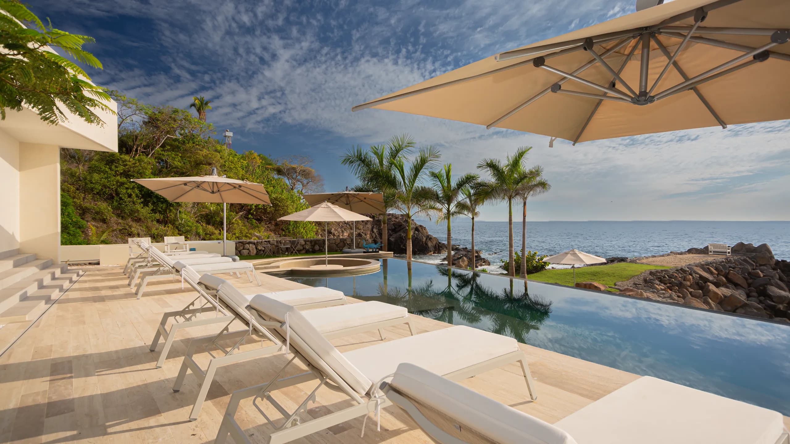 Terraza tipo resort diseñada para disfrutar del estilo de vida costero, reuniones privadas y vistas abiertas al océano.