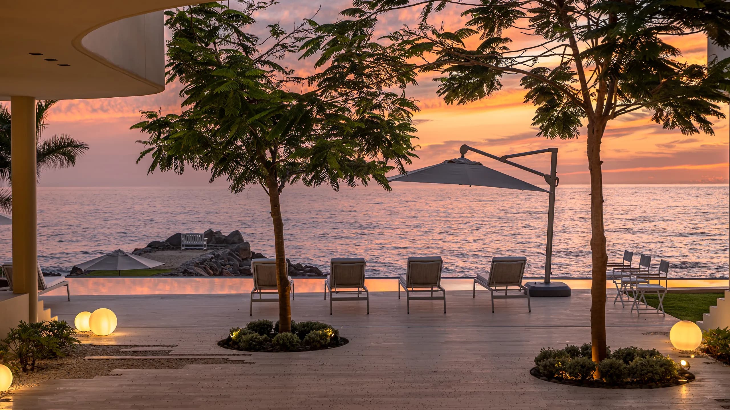 Un entorno frente al mar pensado para disfrutar momentos tranquilos, vida al aire libre y vistas panorámicas del atardecer sobre el Pacífico.
