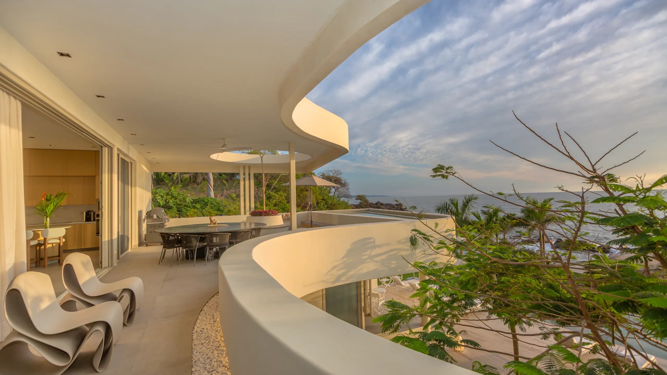 Las líneas arquitectónicas curvas y las terrazas abiertas enmarcan vistas panorámicas y favorecen la ventilación natural en toda la residencia.