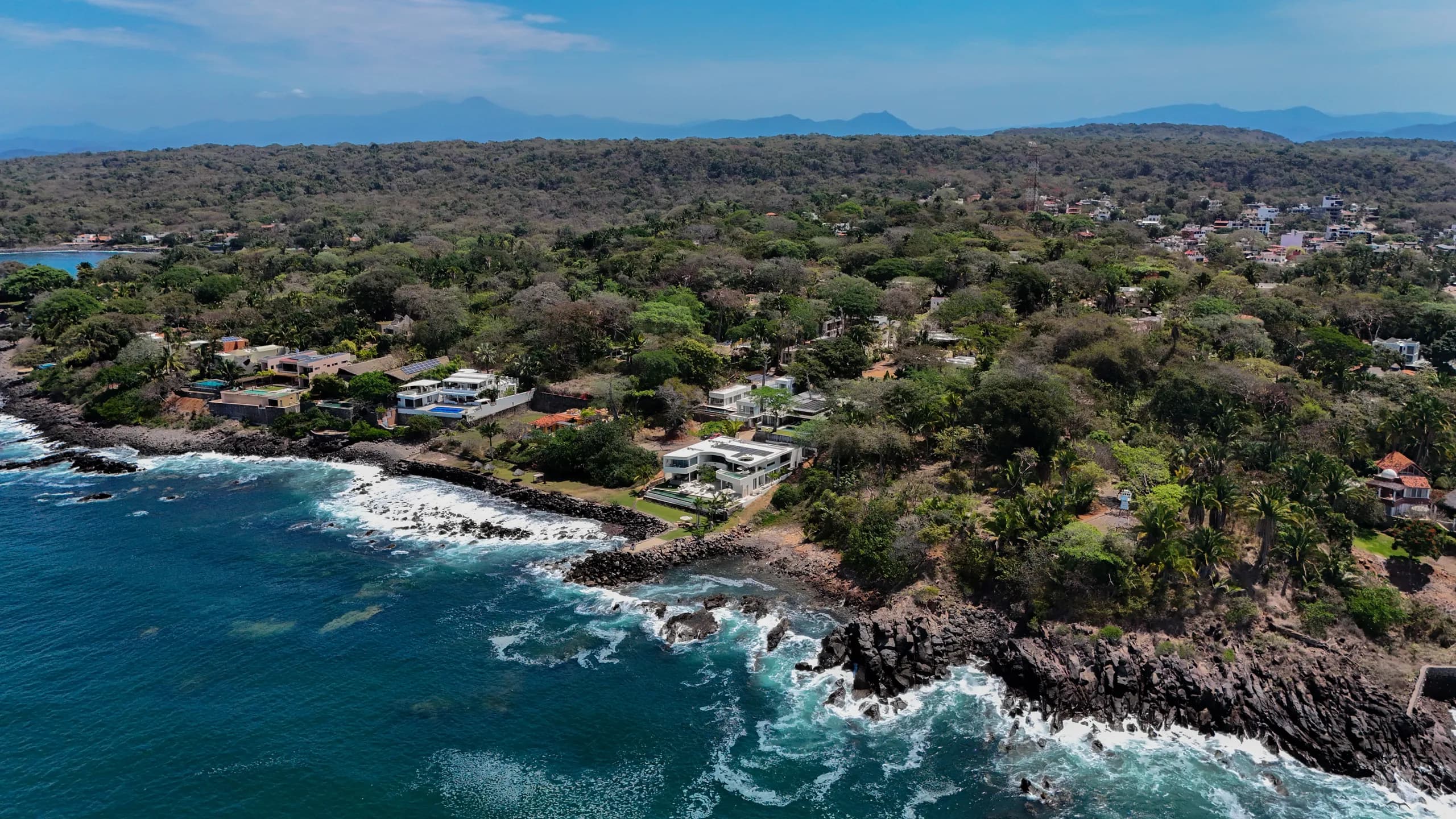Ubicada en uno de los entornos costeros más privados de Riviera Nayarit, rodeada de vegetación tropical y el océano Pacífico.