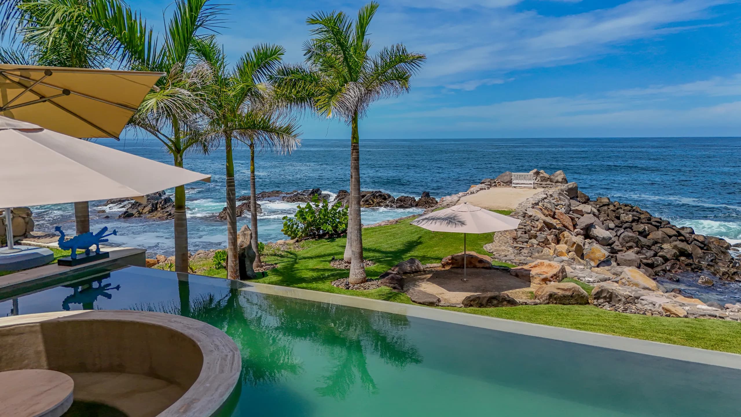 Alberca infinity con vista al Pacífico, diseñada para integrar arquitectura, paisaje y vida frente al mar en una sola experiencia.